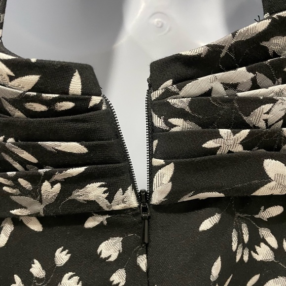 Monique Lhuillier Gown - Picture 4 of 7